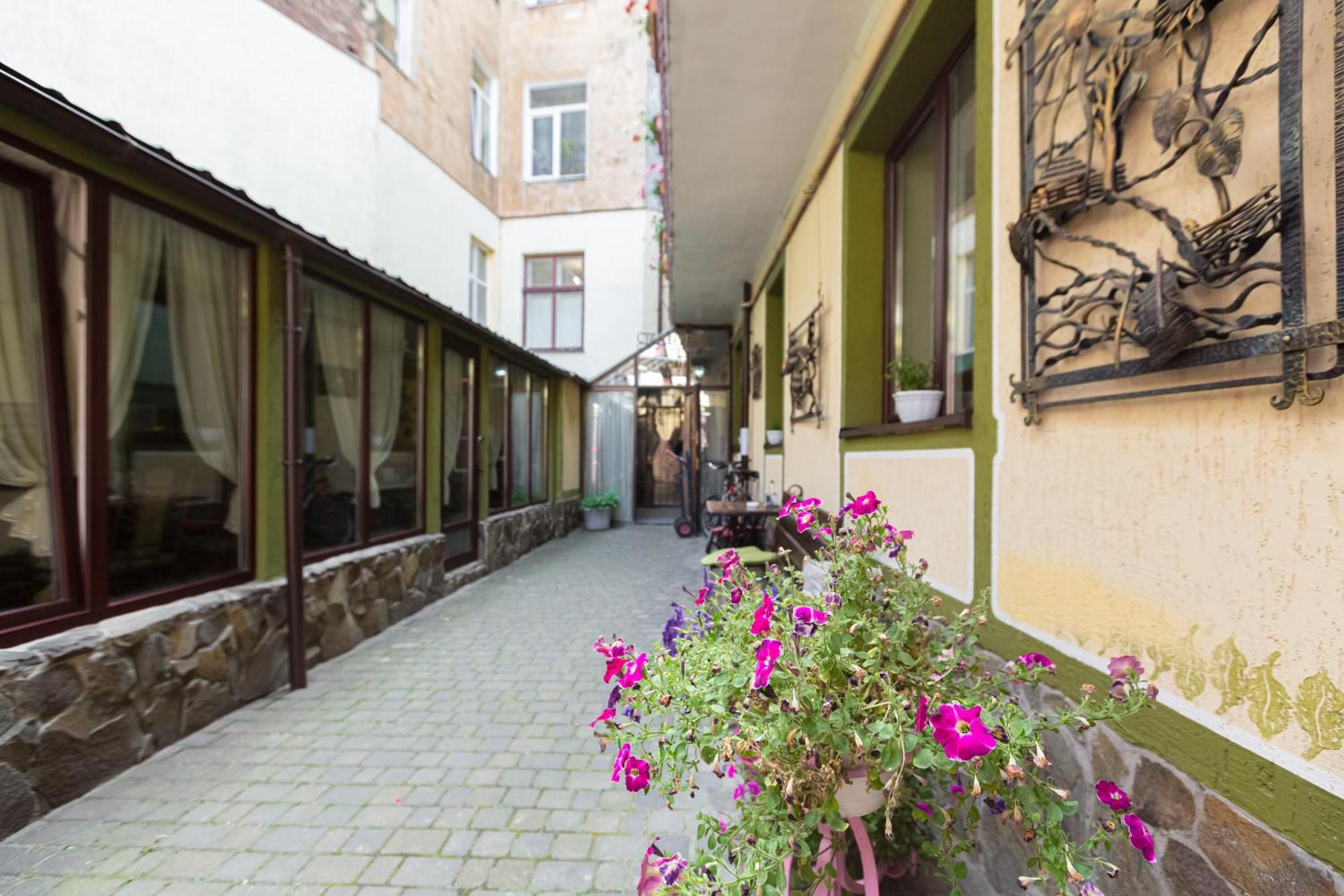 Hôtel Staryi Krakiv à Lviv Extérieur photo